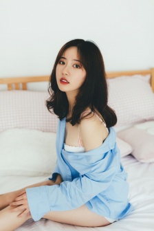 挽起裙子迈开腿坐下去的图片